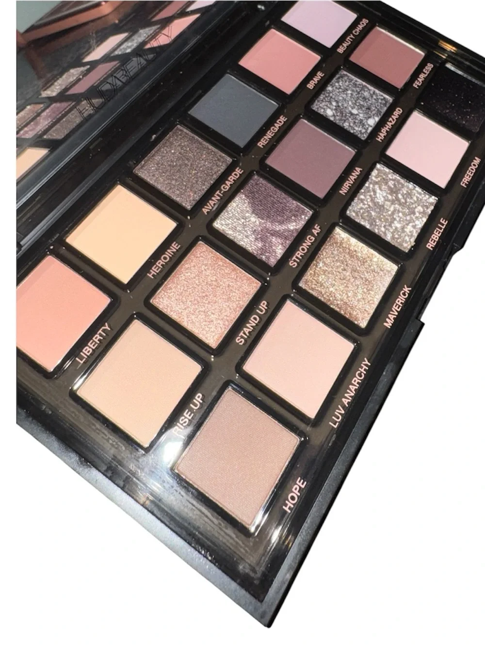 Huda Beauty PRETTY GRUNGE EYESHADOW PALETTE NEW